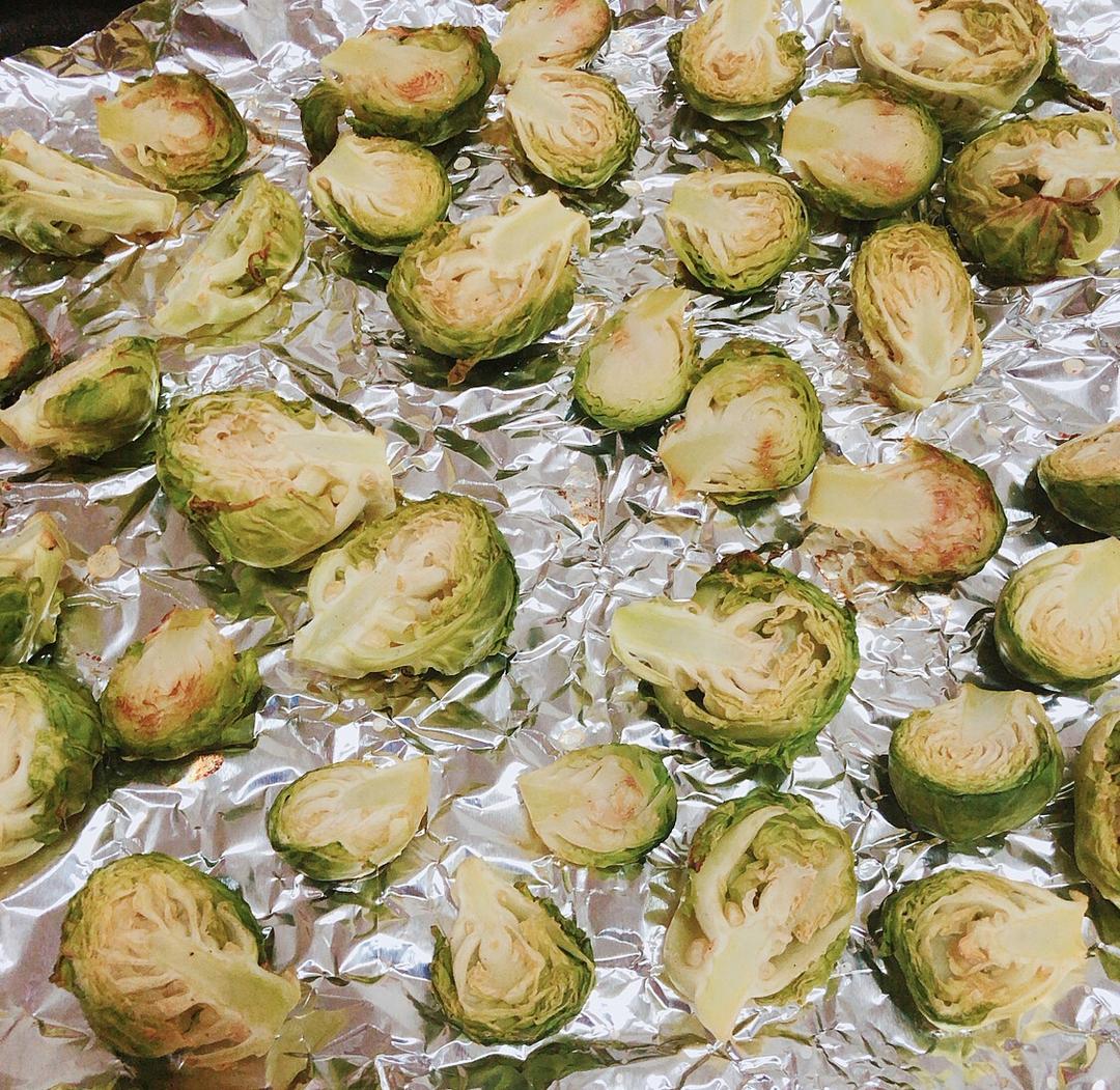 抱子甘蓝烤鸡肉。