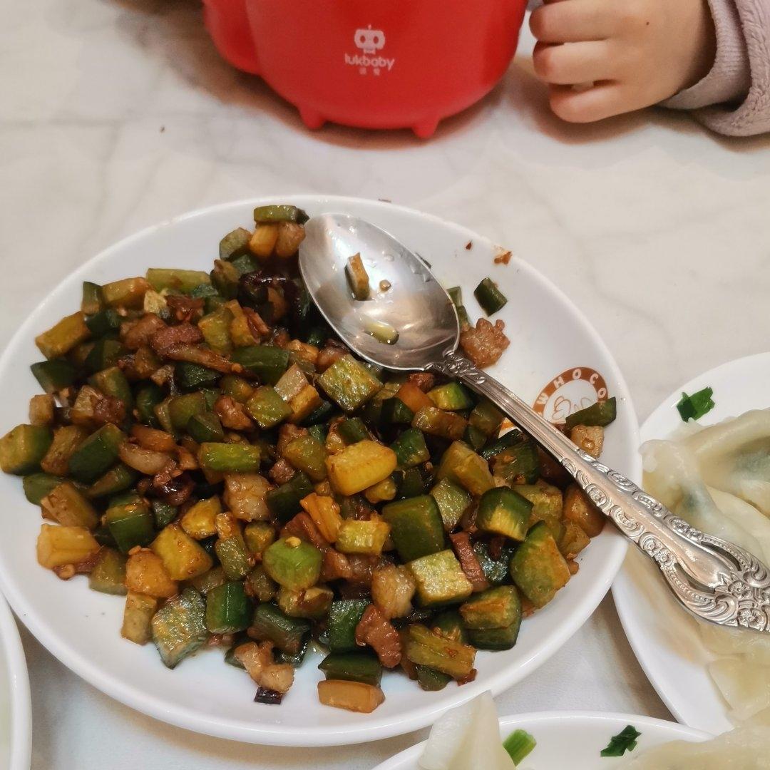 下饭菜：青萝卜丁炒肉