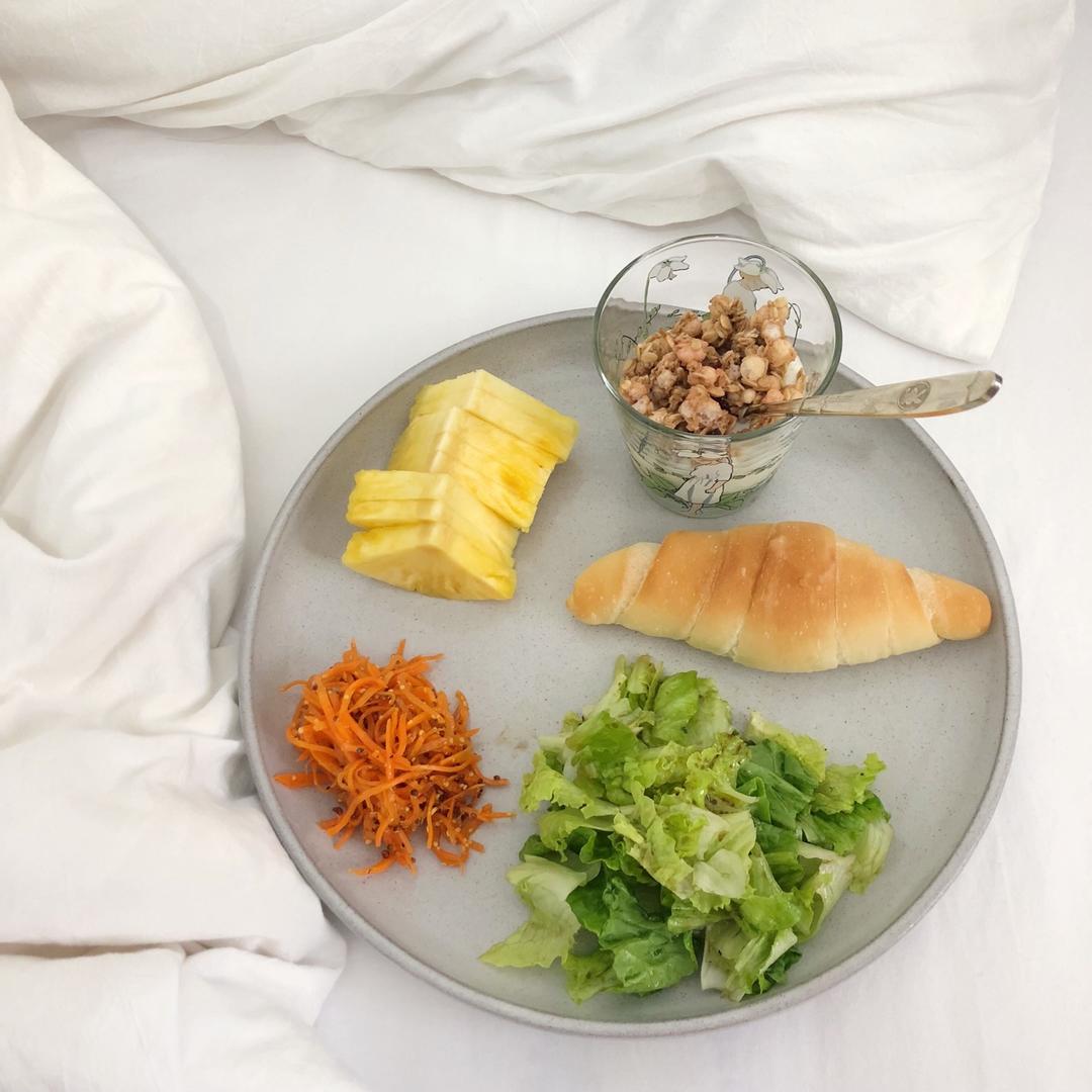 睡沙发才能吃上早餐