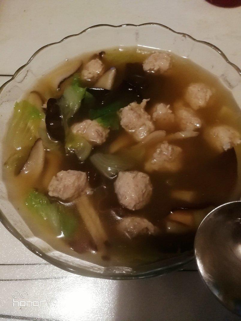 鲜美的手工鸡肉丸汤