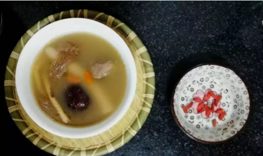 若说鲜美，一碗野生的竹荪炖鸭就可以解决了