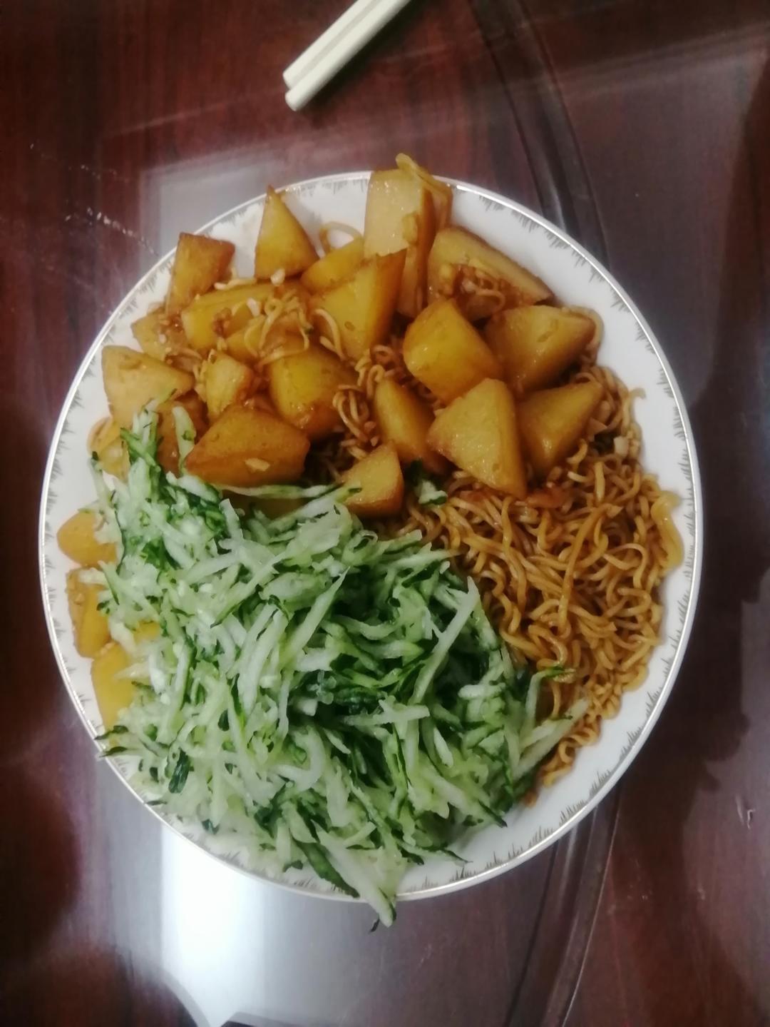 千万别学我这样做焖面！我怕你吃三碗都不够