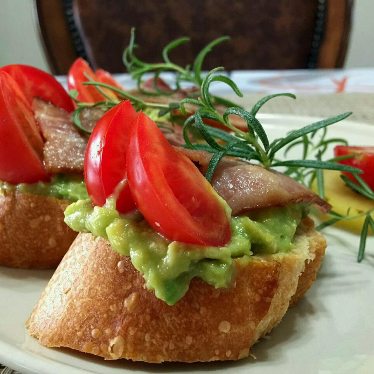 意式牛油果蒜末面包－视频【没牌子】