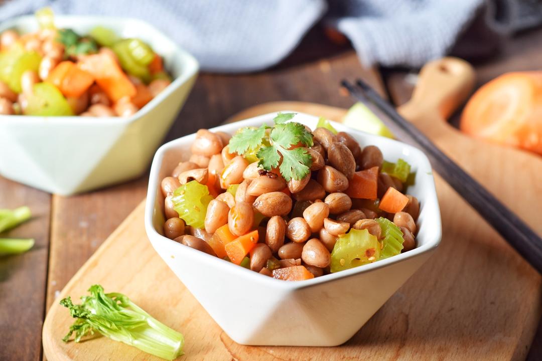 凉拌西芹花生米