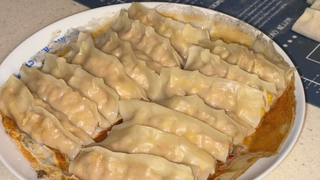 简易鲜肉玉米锅贴
