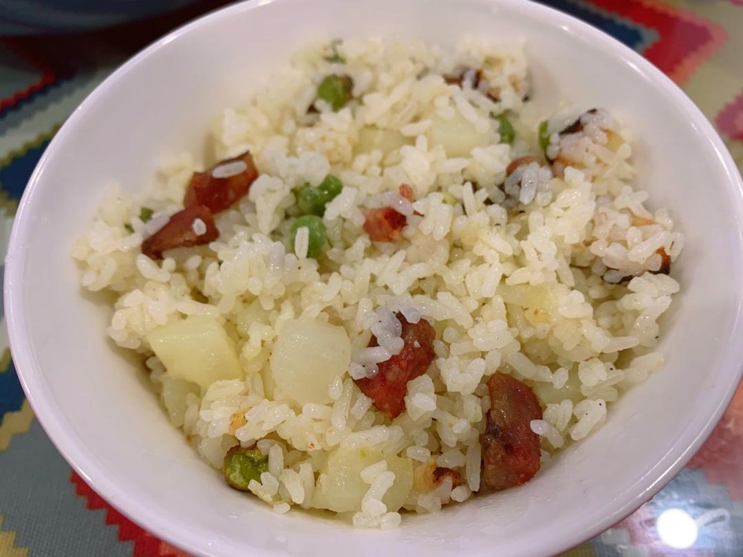 香喷喷滴😋“香肠豌豆洋芋焖饭”