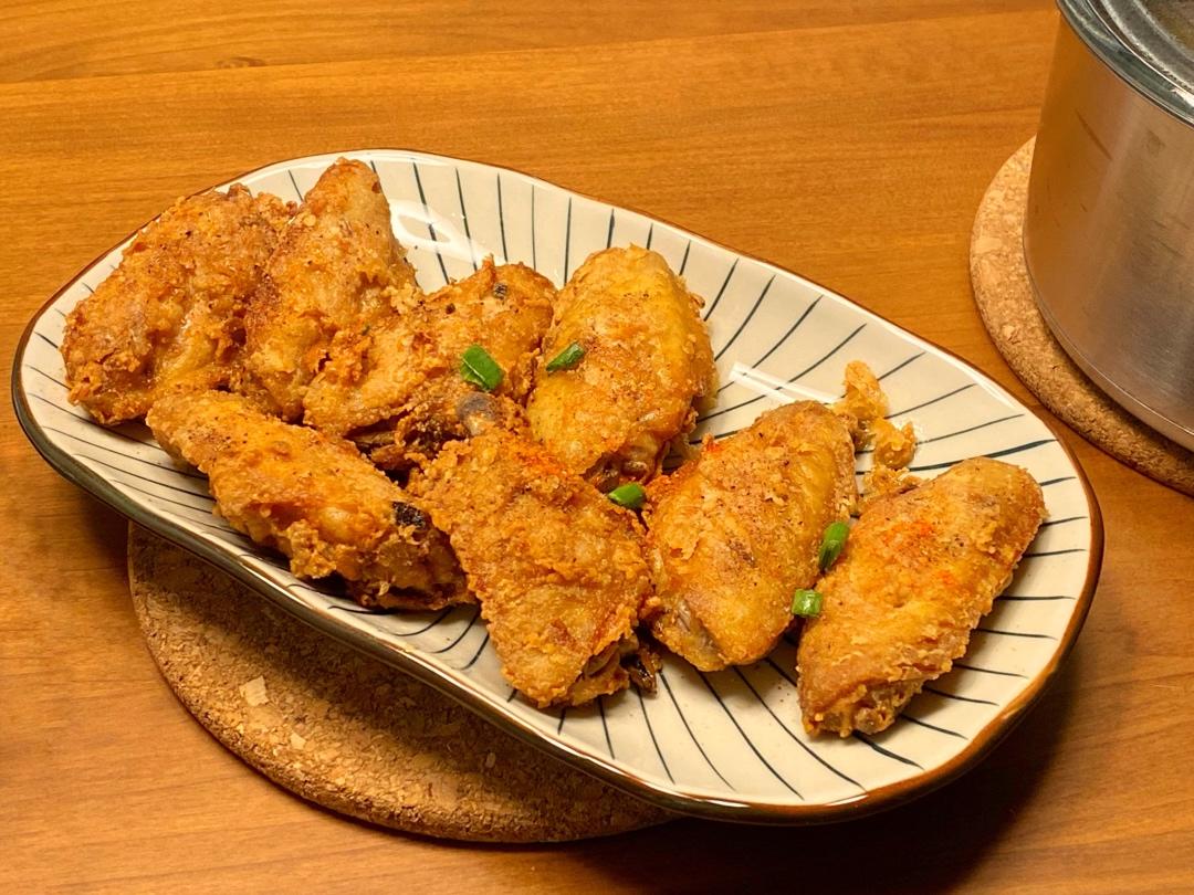 偶尔下厨的小王做的好吃到舔手指的蒜香炸鸡翅