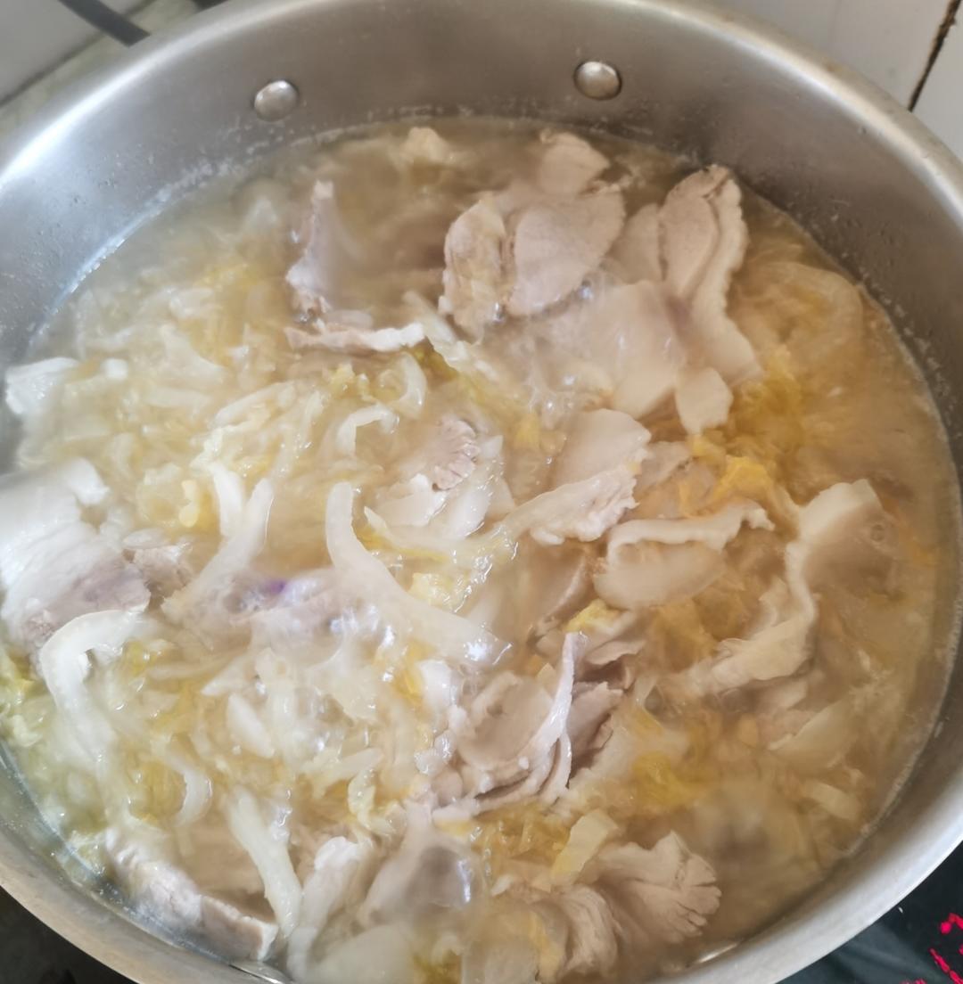 复刻酸菜汆白肉，大骨头酸菜汤，烙饼夹鸡蛋，烤排骨，拌酸菜丝，排骨酸菜锅  烤羊排  炒酸菜   秘制烤排骨