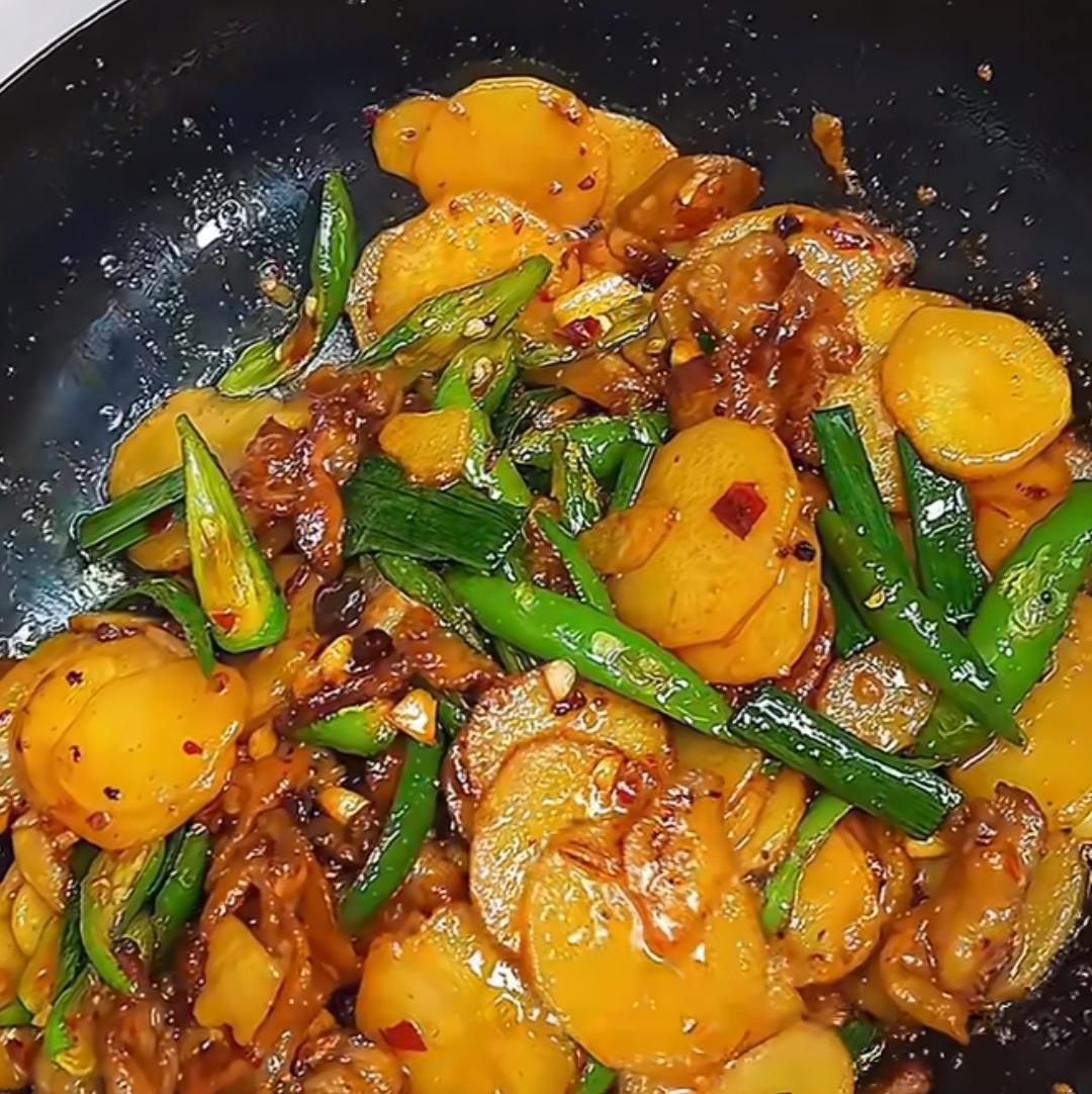 土豆片炒肉的做法