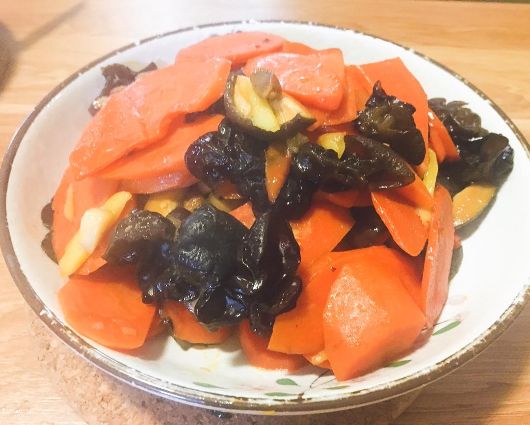 胡萝卜香菇炒木耳