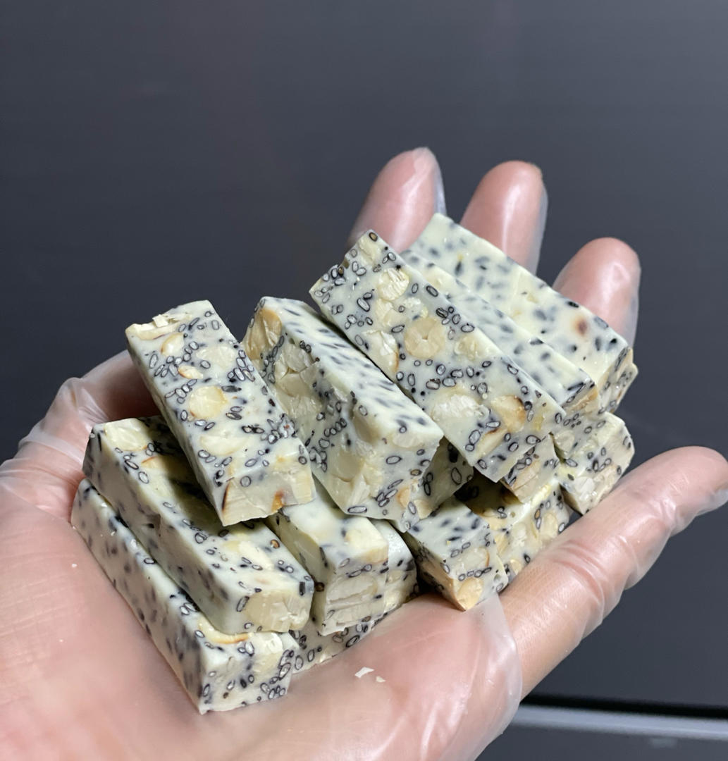 汉汉子做的牛轧糖花生黑芝麻牛轧糖