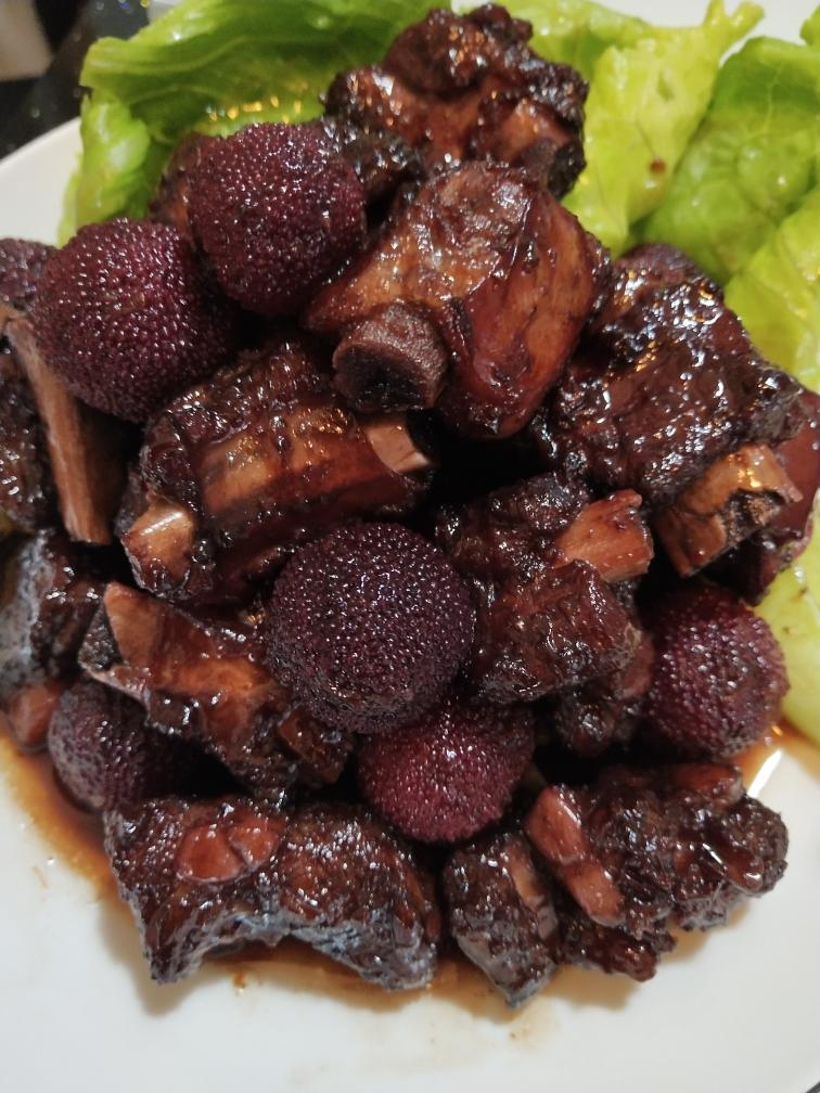 杨梅烧排骨的做法