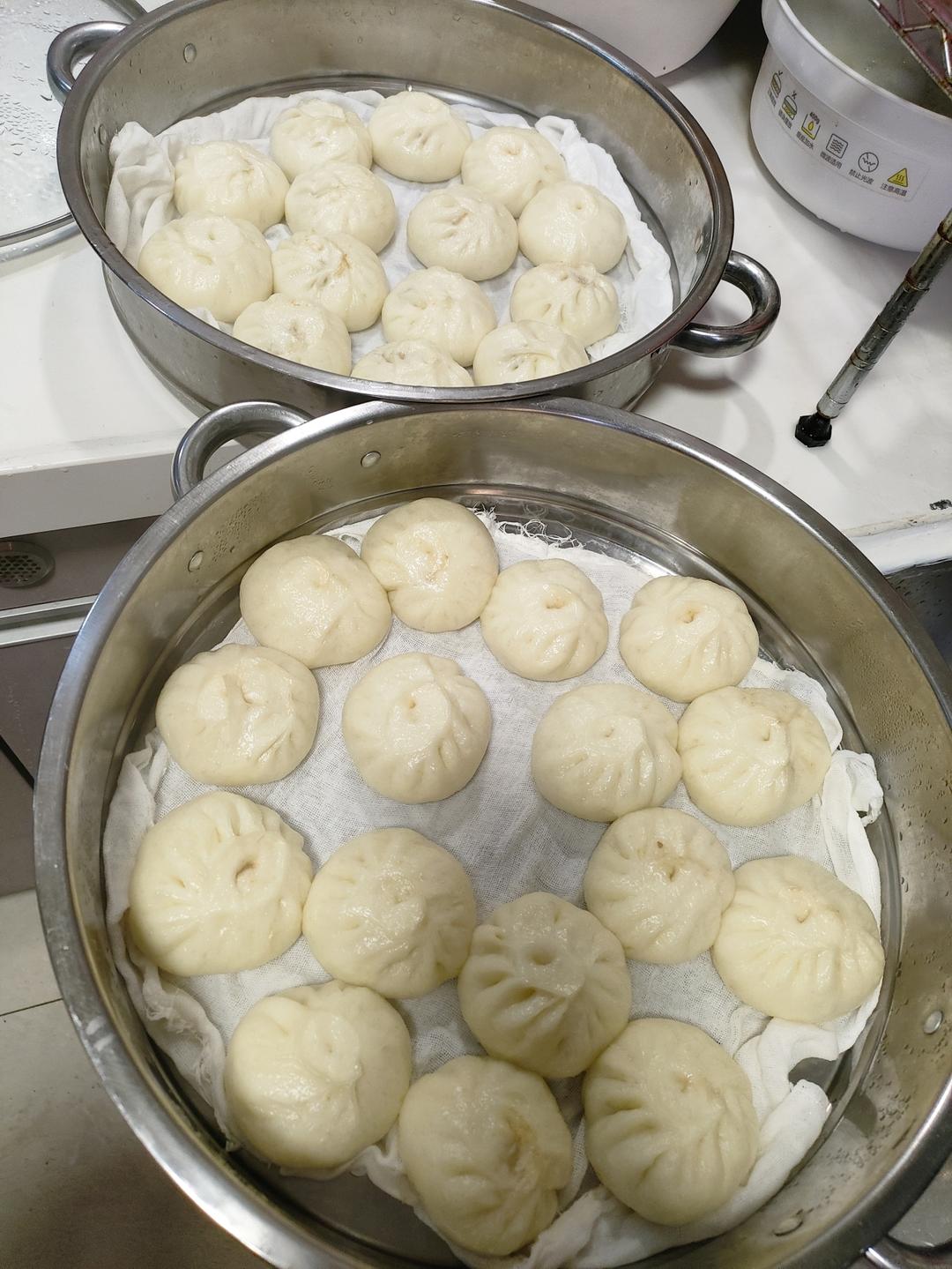 超级鲜香的牛肉胡萝卜馅小笼包