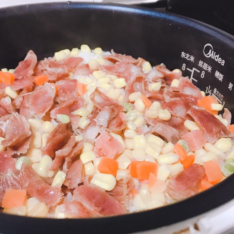 超快手的电饭锅腊肠焖饭