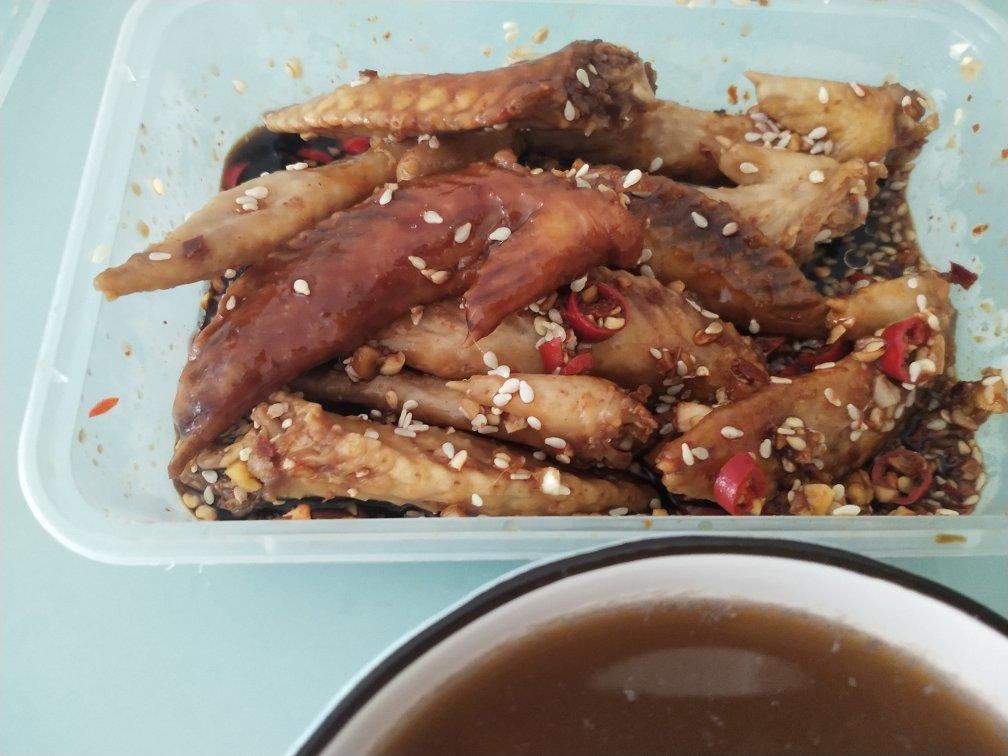 不蒸不烤，简单易做又好吃的香哭的蒜香鸡翅尖