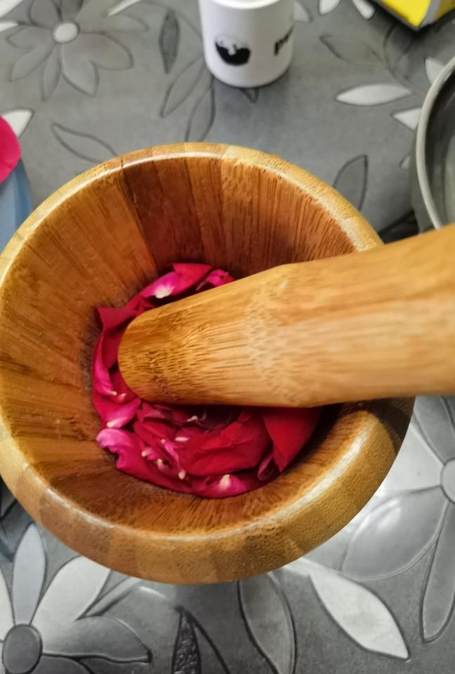 把玫瑰花瓣捣碎先把花瓣摘下来,洗干净晾干.
