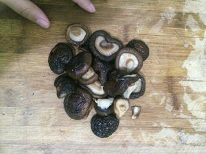 腊肠香菇焖饭的做法 步骤1
