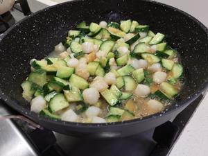 《朱朱私房菜》黄瓜炒鲜贝的做法 步骤8