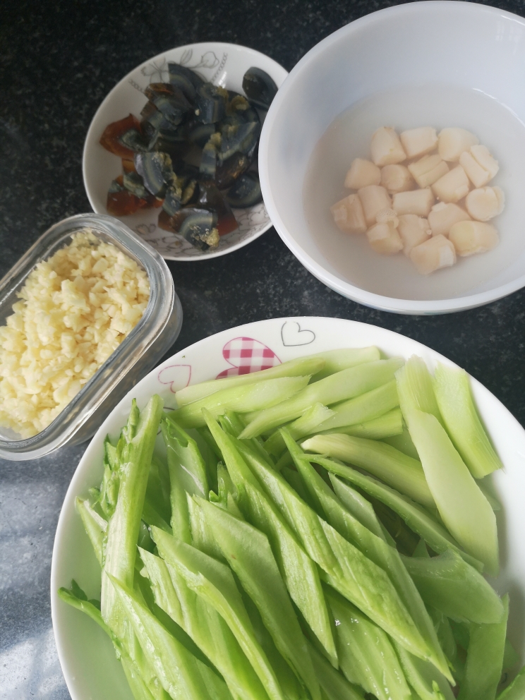 干贝、皮蛋炒钙菜梗的做法 步骤1