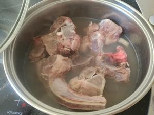 补钙黄豆猪骨汤的做法 步骤2