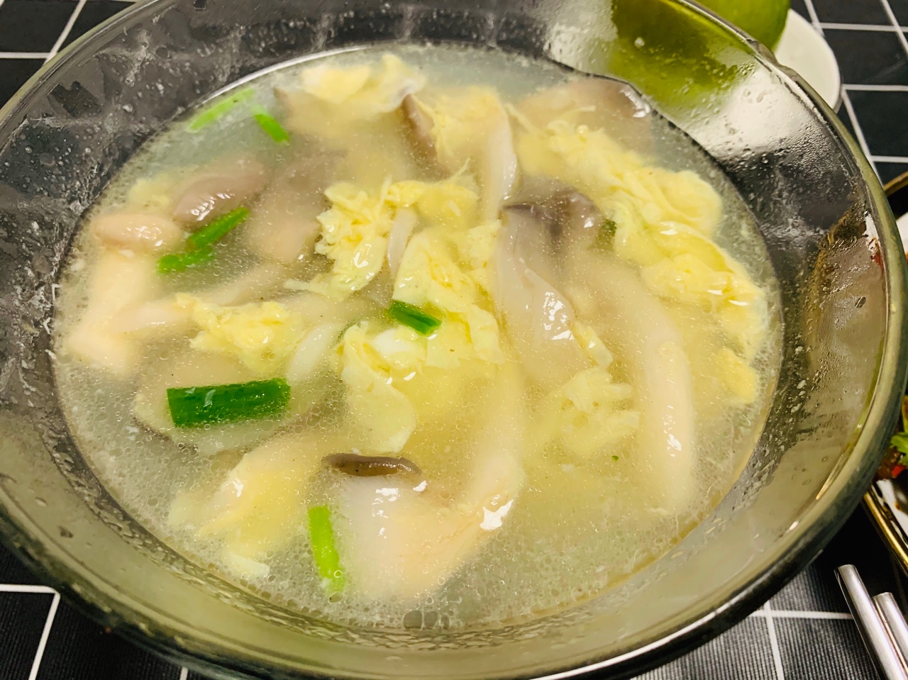 快手汤——秀珍菇鸡蛋汤的做法
