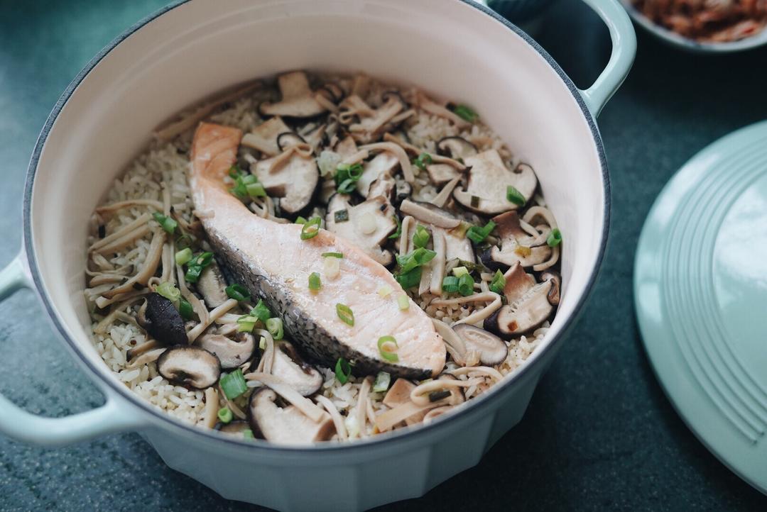 三文鱼菌菇焖饭【8月北鼎珐琅铸铁锅食谱】的做法