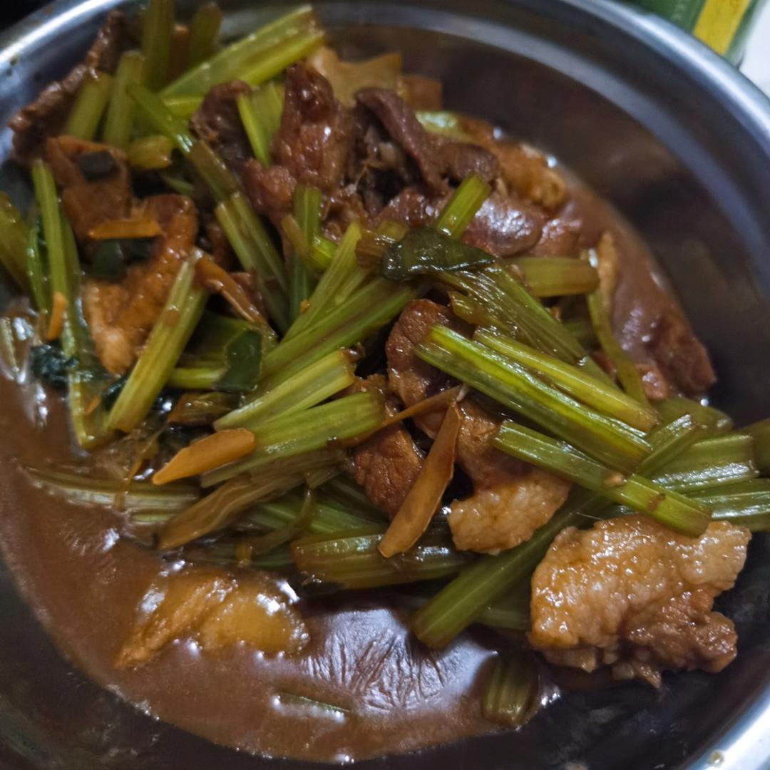 有点费米饭的芹菜炒肉