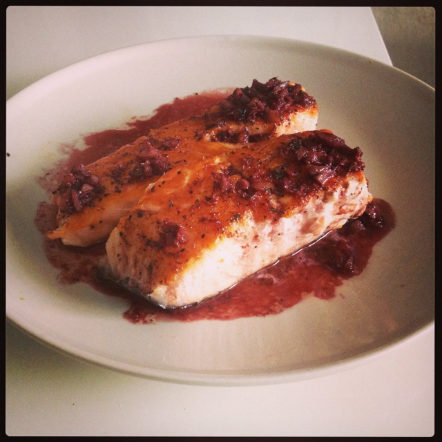 蒜煎三文鱼佐红酒汁