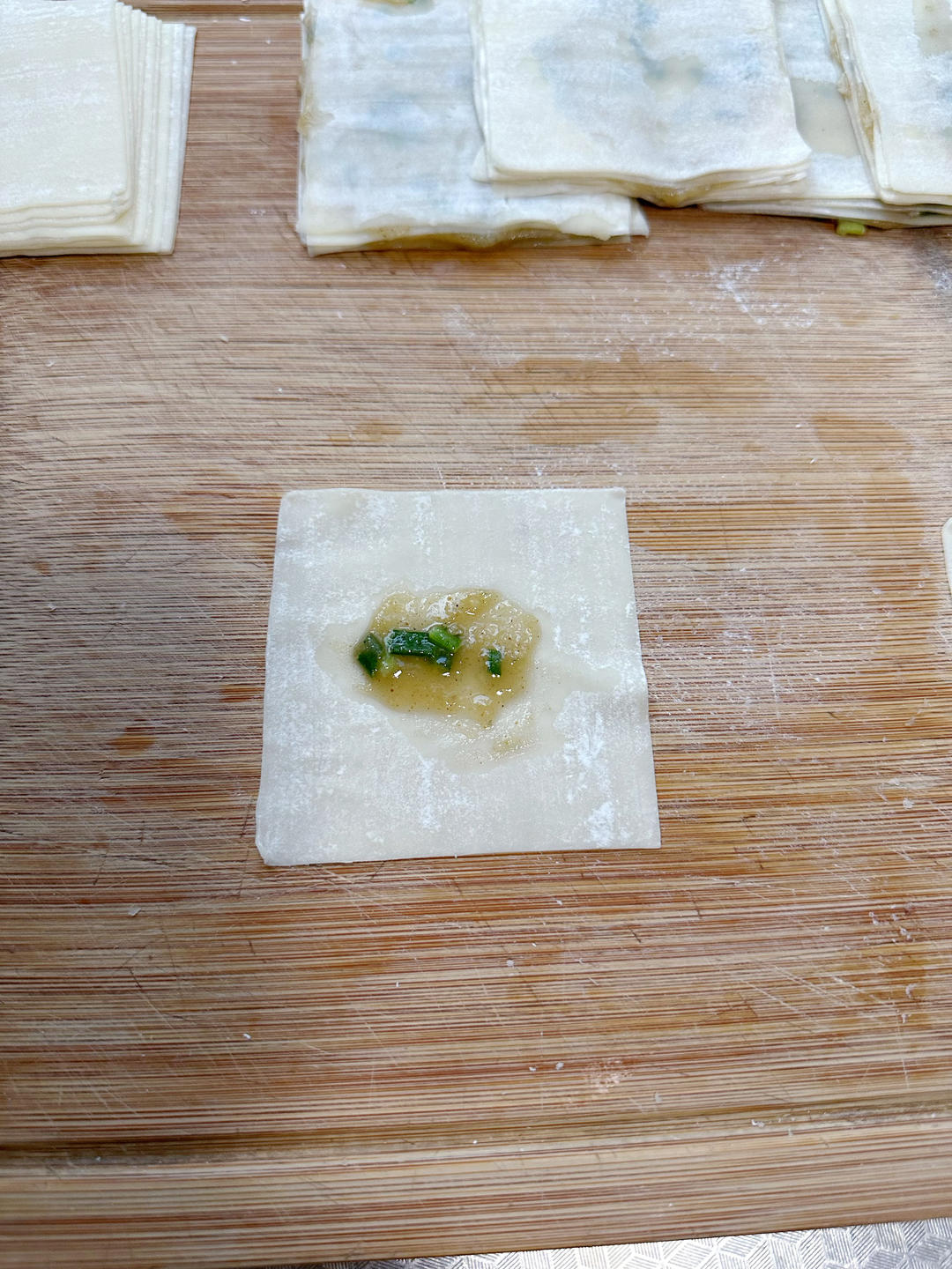 馄饨皮做葱油饼绝了的做法 步骤3