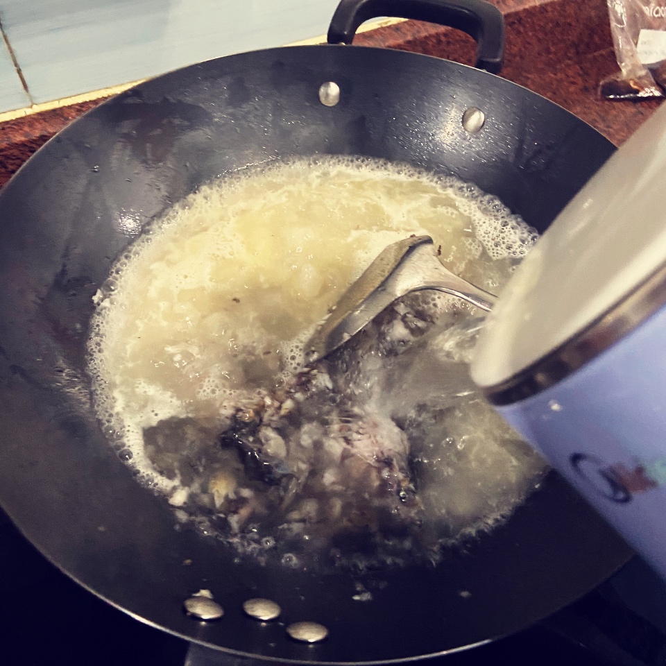 家常营养鱼汤，这样做没鱼骨的做法 步骤4