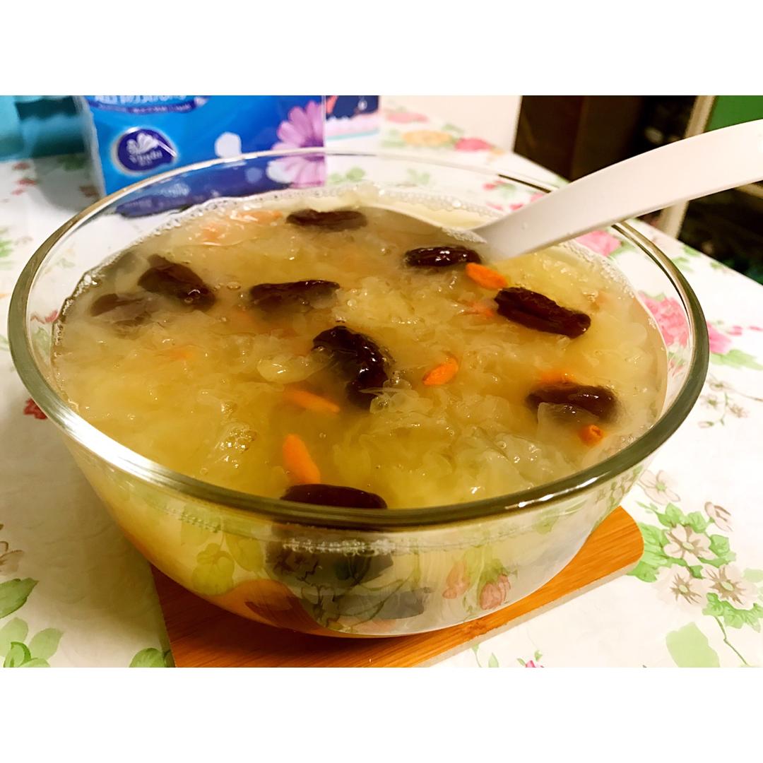 银耳红枣枸杞甜汤