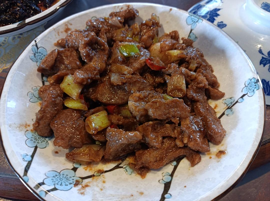 厨师长教你：“葱爆羊腿肉”的家常做法，葱香味浓，嫩而不膻