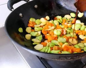 温暖回味的芡汁炒蚕豆的做法 步骤4