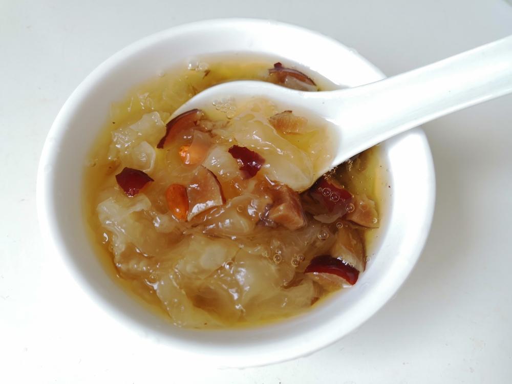桂圆红枣银耳羹的做法