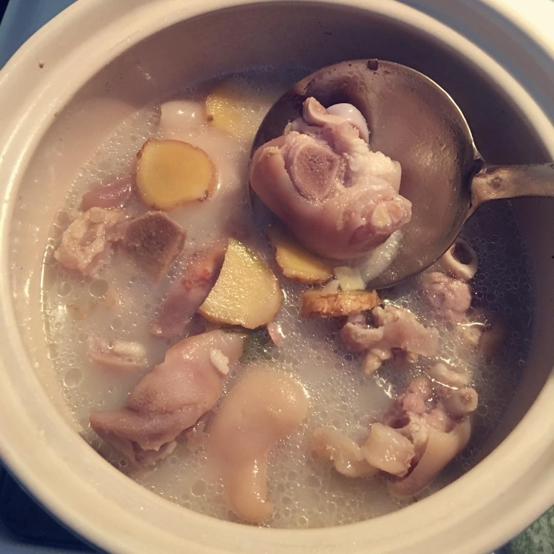 煲仔饭的煲仔做的黄豆猪脚汤