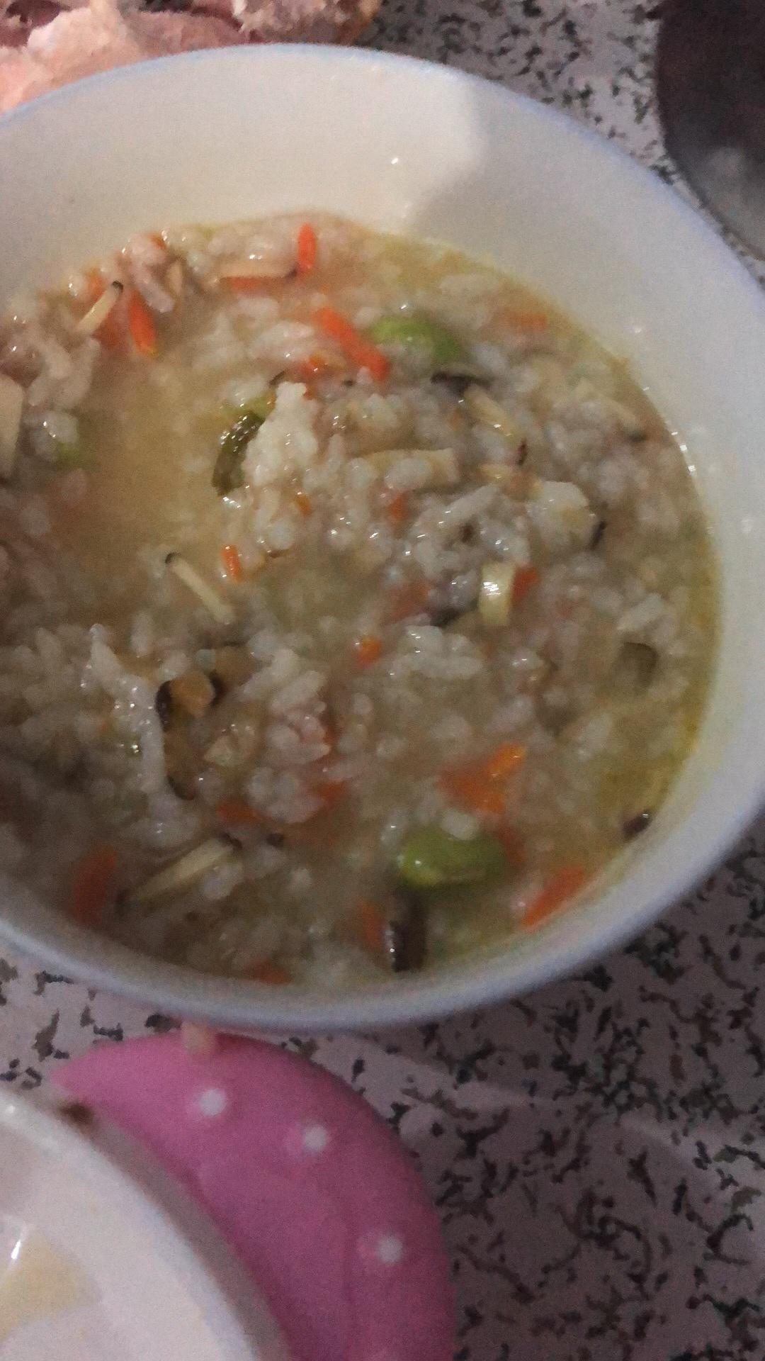 香菇胡萝卜咸粥的做法