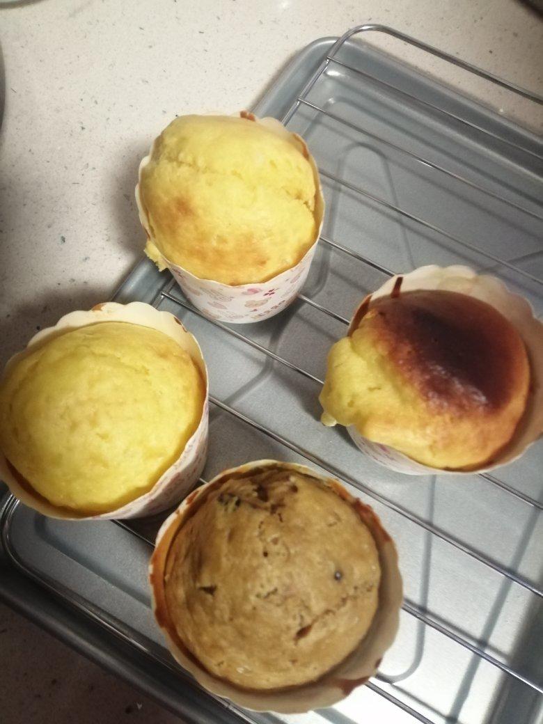 【消耗松饼粉】减油版星巴克蘑菇头简易零难度小朋友都会做的葡萄干巧克力豆马芬小蛋糕