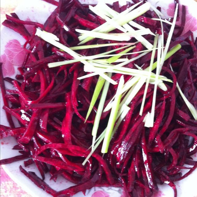 单色单眼皮做的凉拌紫菜头