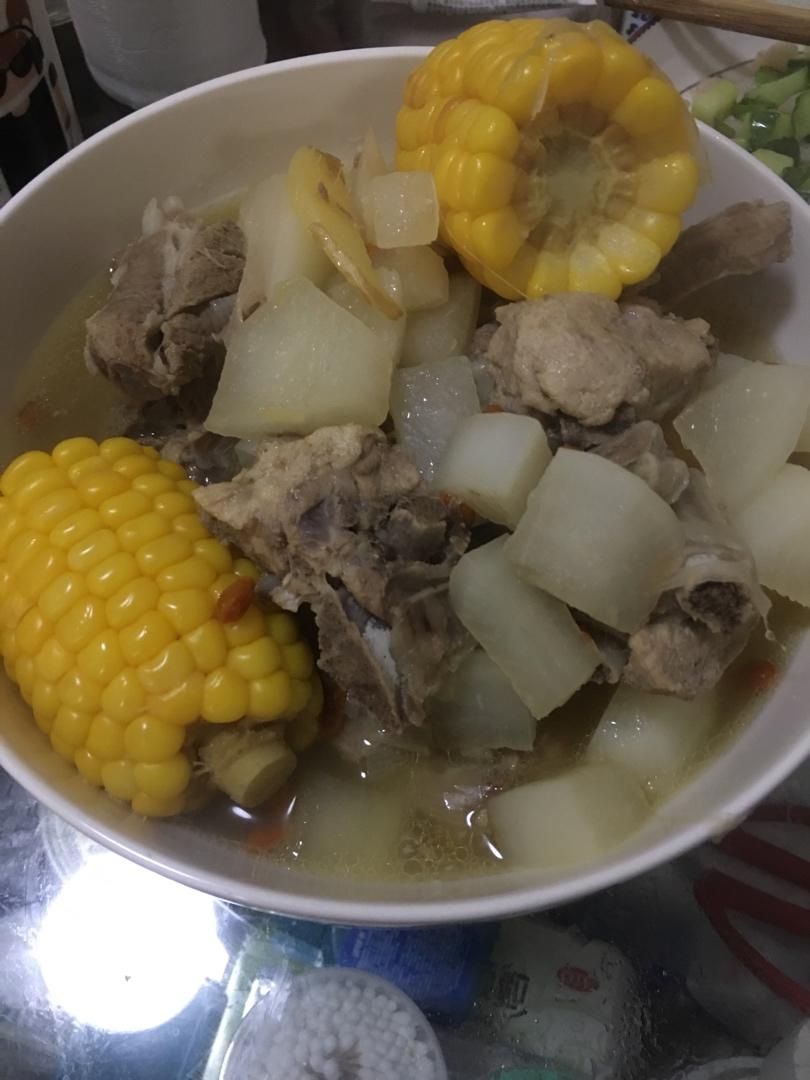 排骨玉米白萝卜汤