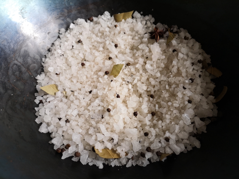 超简单的铁锅盐焗鹌鹑蛋的做法 步骤5