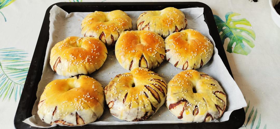 松软可口的红豆沙面包卷