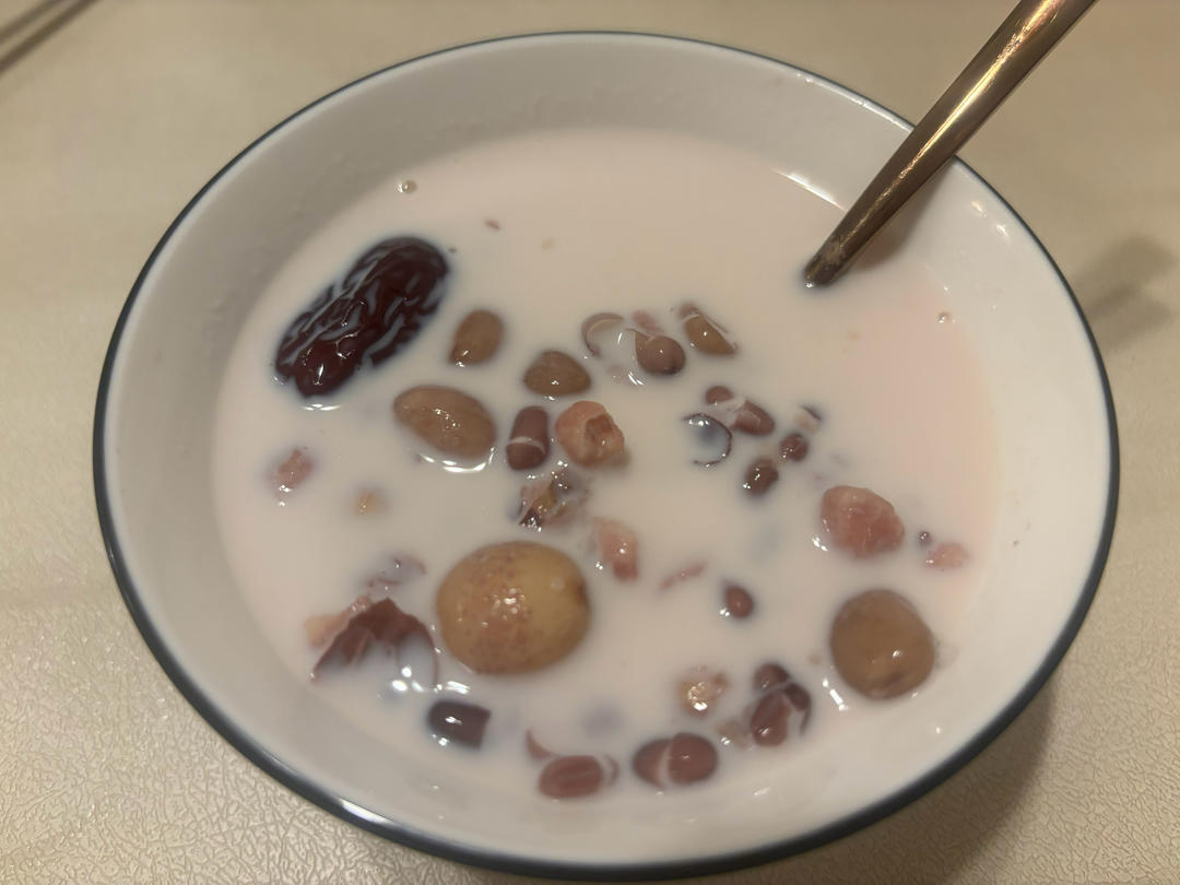 红枣红豆薏仁牛奶粥