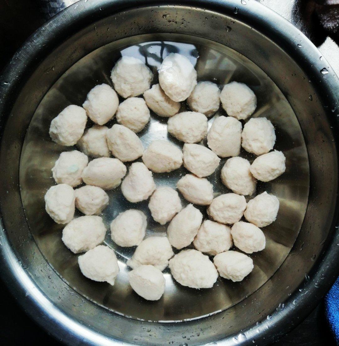 厨师长教你：“鱼丸火锅”的正宗做法，汤浓肉鲜，很适合老人孩子