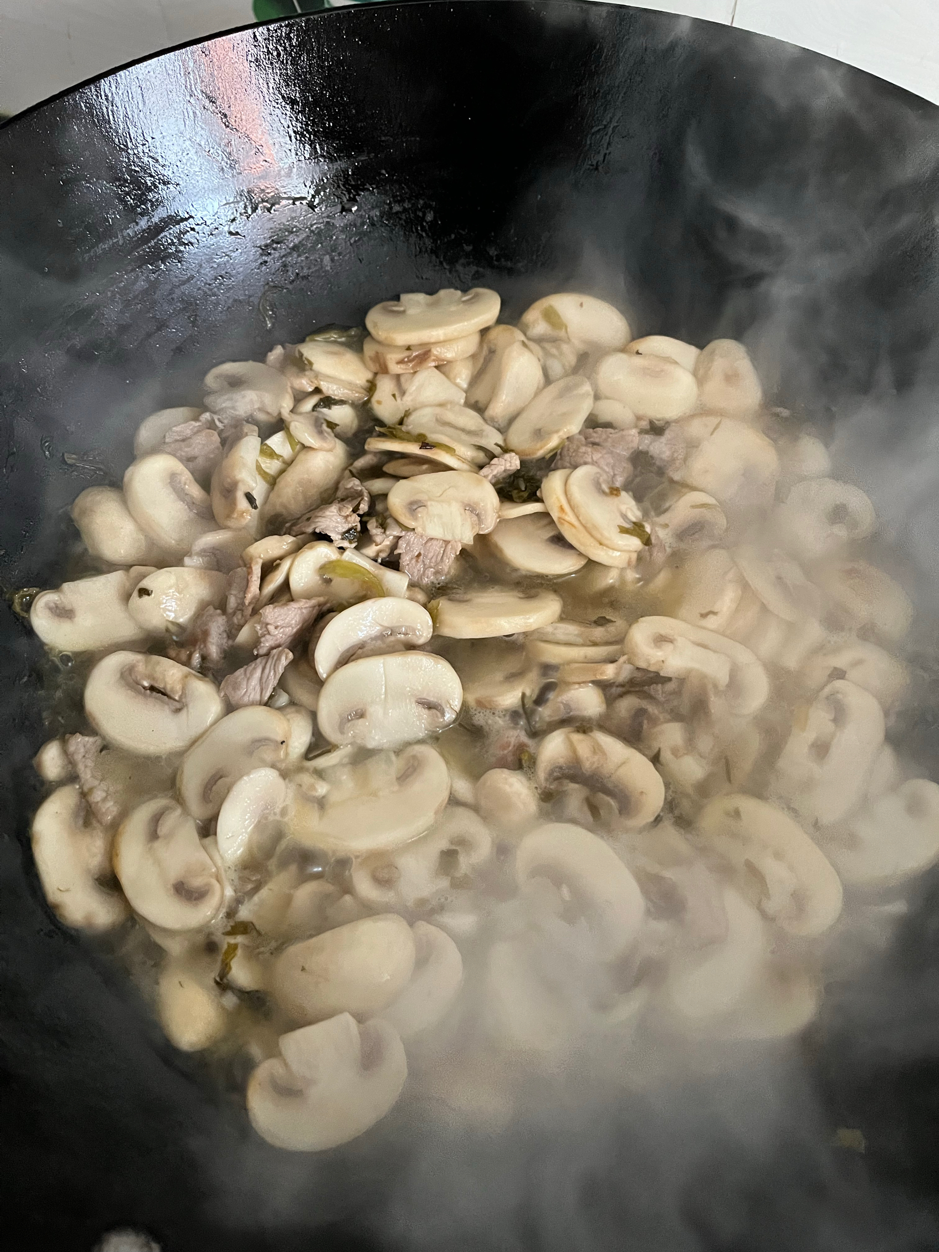 蘑菇炒肉片的做法 步骤5