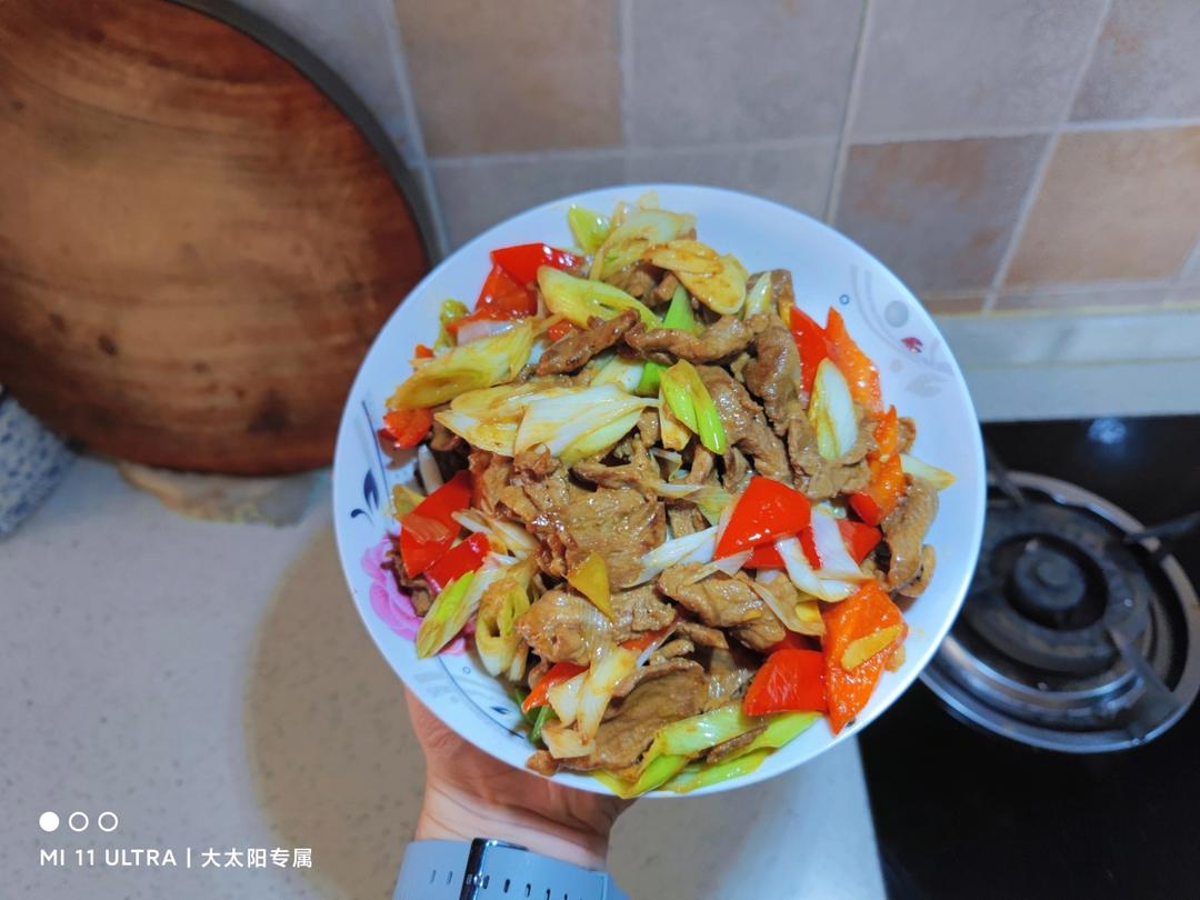 厨师长教你：“葱爆牛肉”的家常做法，葱香味浓郁先收藏起来