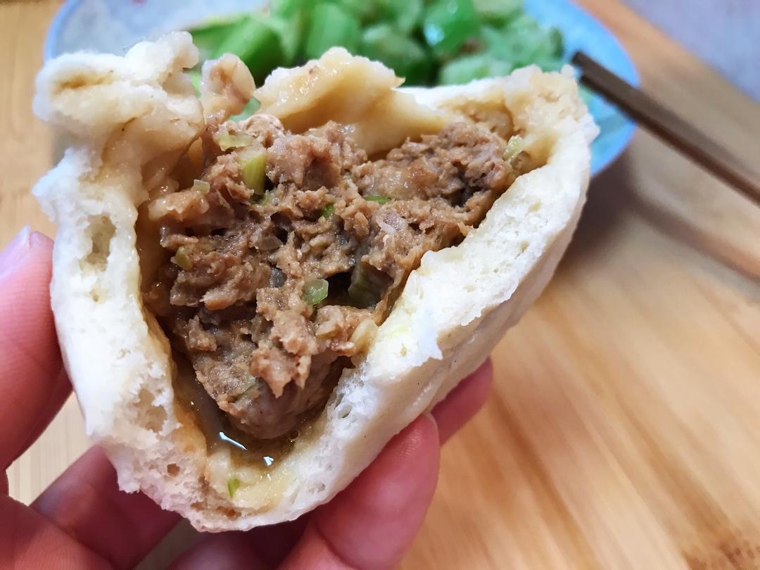 洋葱麻麻-拿平底锅的红太狼做的好吃多汁的肉包子肉馒头【步骤超详细