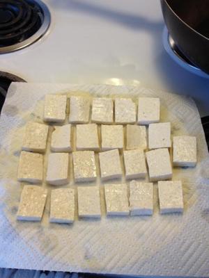 三色彩椒烧豆腐的做法 步骤2