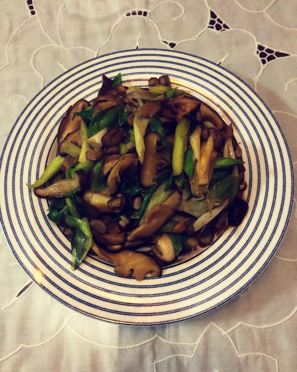 比肉好吃的降脂家常菜香菇炒蒜苗