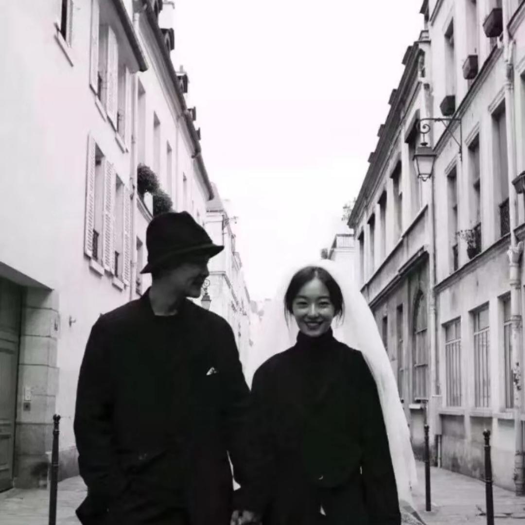 你头发有点儿乱喔