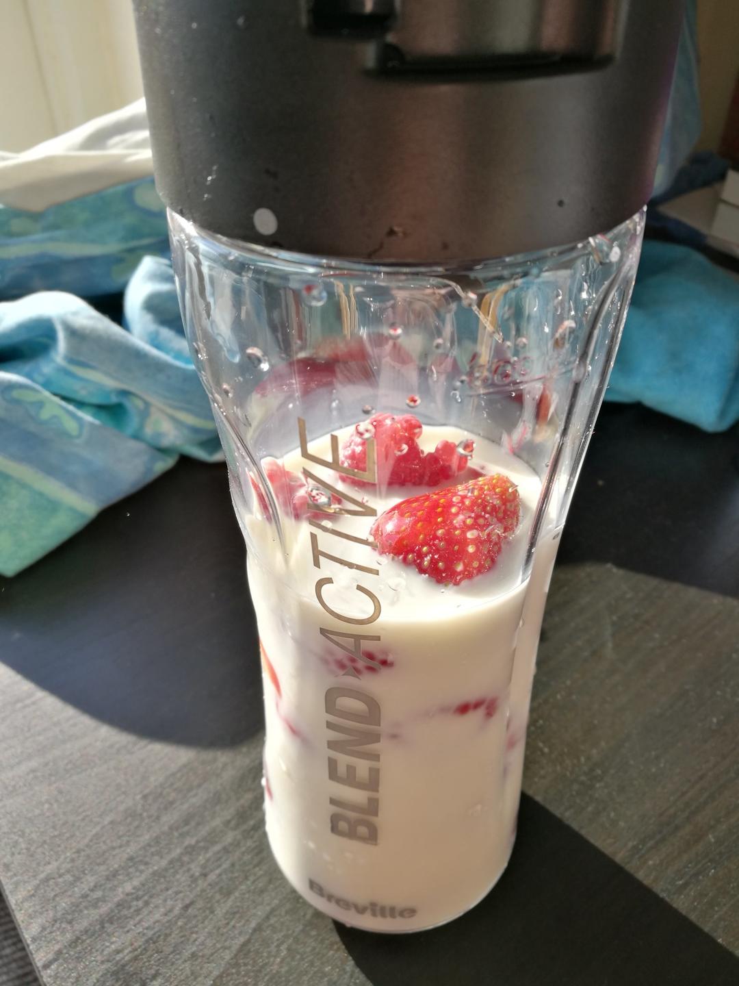 黑芝麻水果奶昔